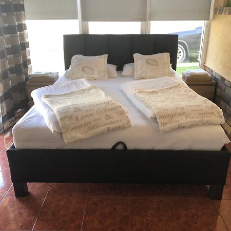 Regina Delux Apartman Gyula Exterior foto